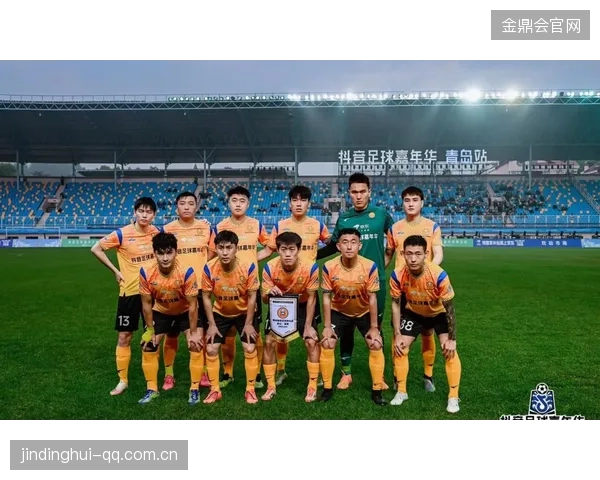 青岛海牛的底线传中制造出混战局面